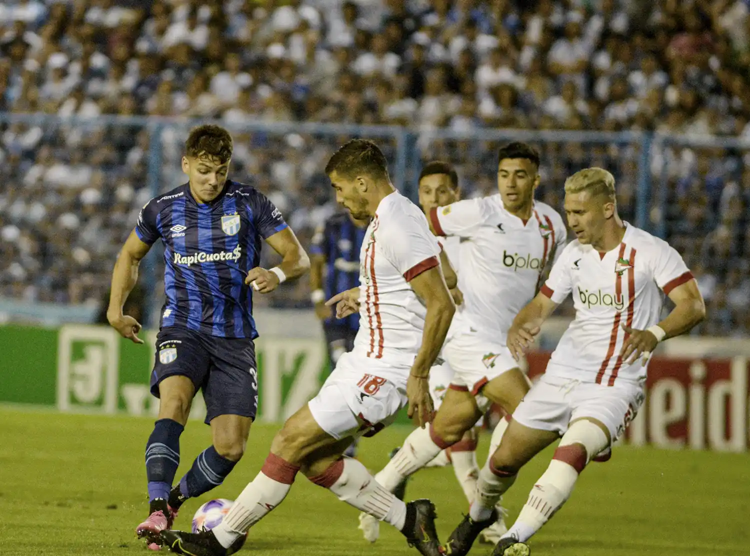 Atlético no falló ante su público y continúa arriba