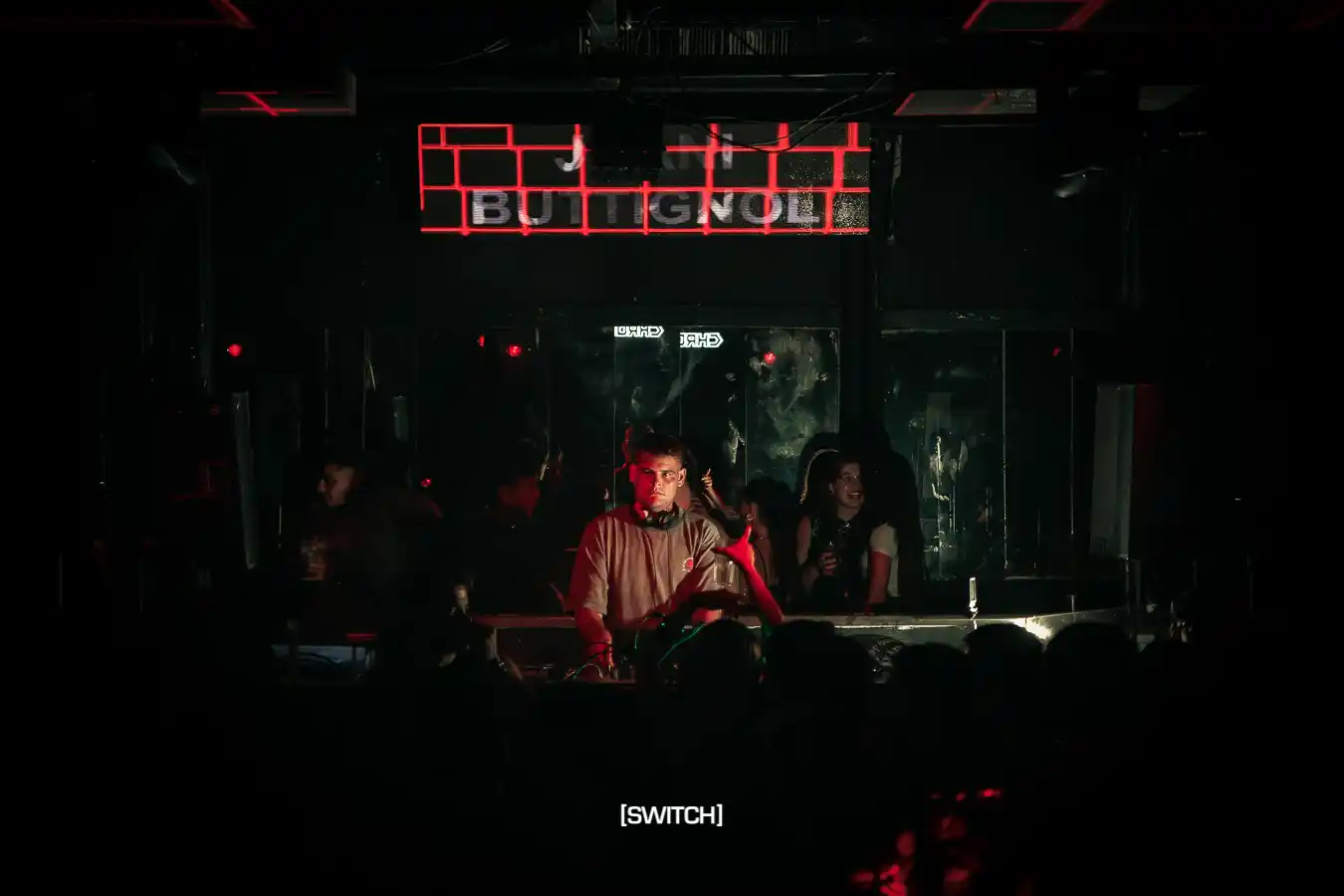 En la cabina, donde todo se siente: Juani y su conexión con el público.