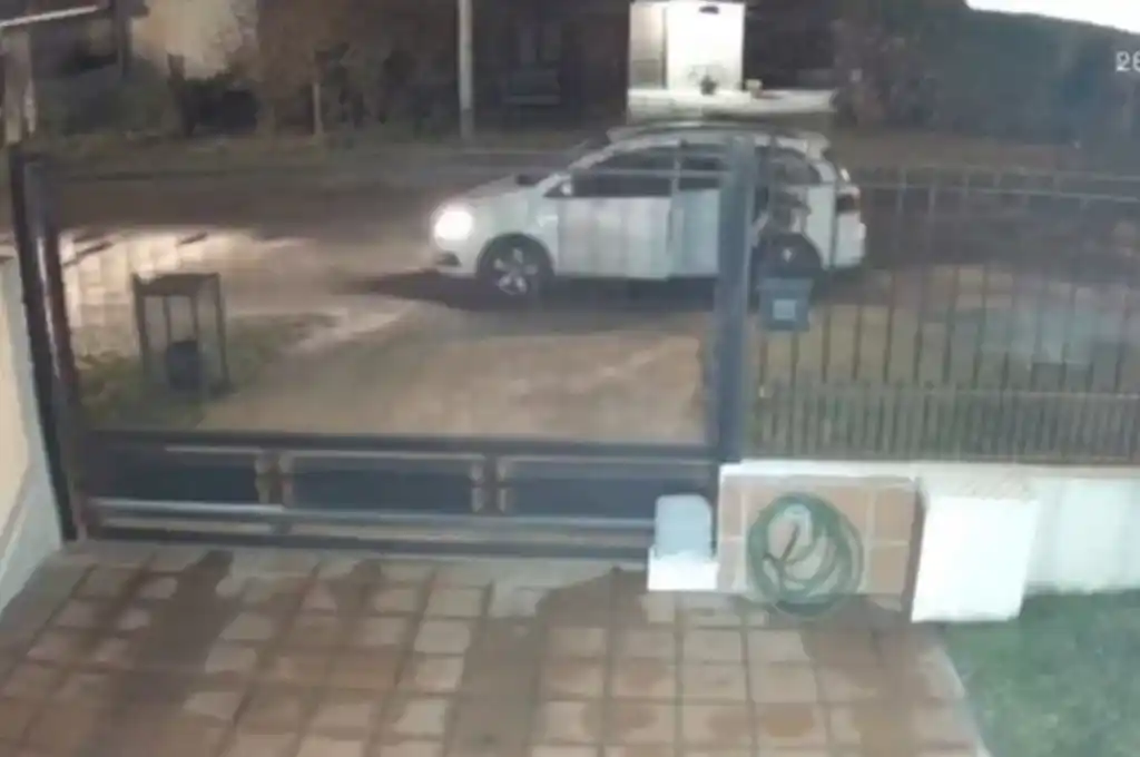 Motochorros le robaron el auto a una mujer