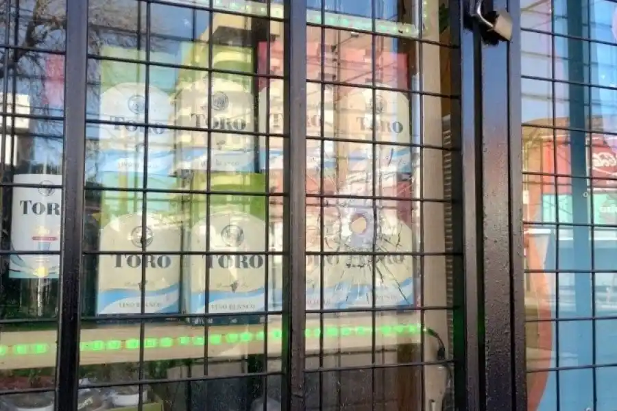 El comercio baleado la semana pasada está a nombre de Ortigala.