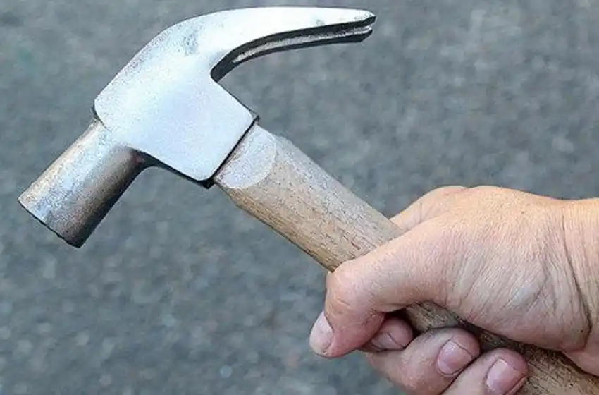 Detuvieron a un hombre por pegarle un martillazo en la cabeza a su hijo de 17 años