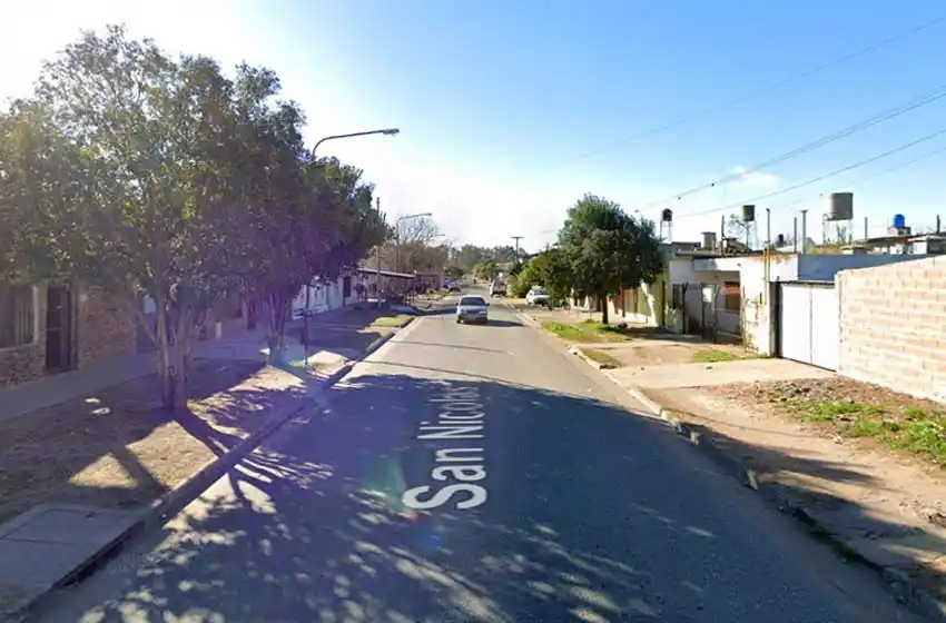 Estaba en la vereda de su casa y le dispararon ferozmente desde un auto en movimiento