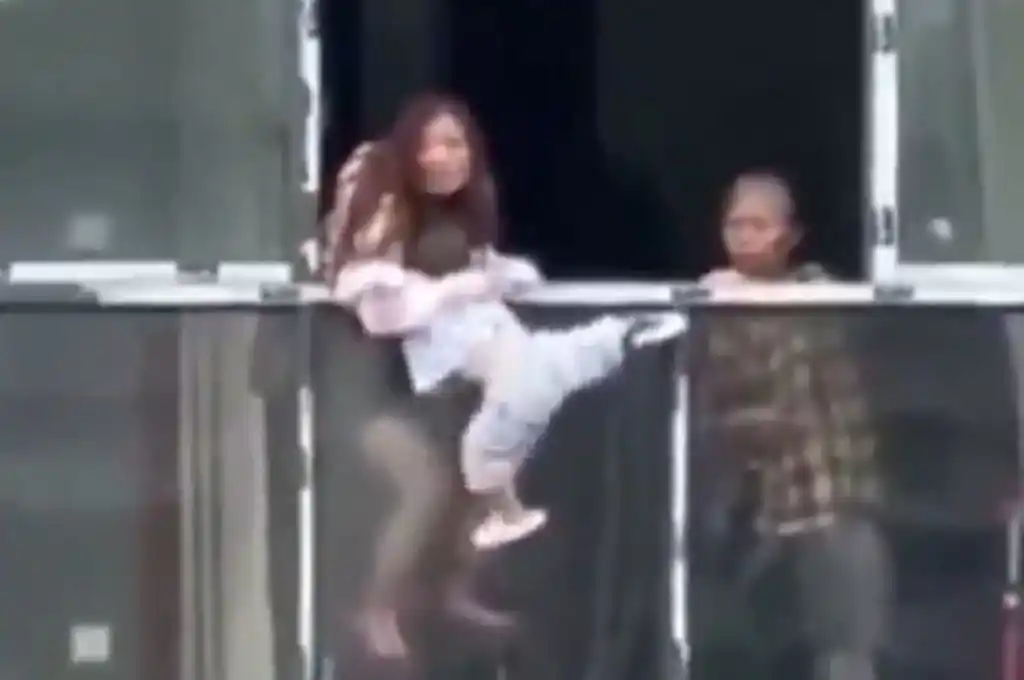 Arrojó a su hijo del piso 22 de un edificio