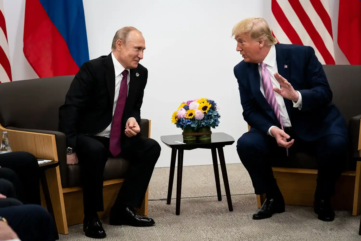 El presidente Donald Trump con el presidente Vladimir Putin de Rusia en la Cumbre del G20 en Japón en 2019.