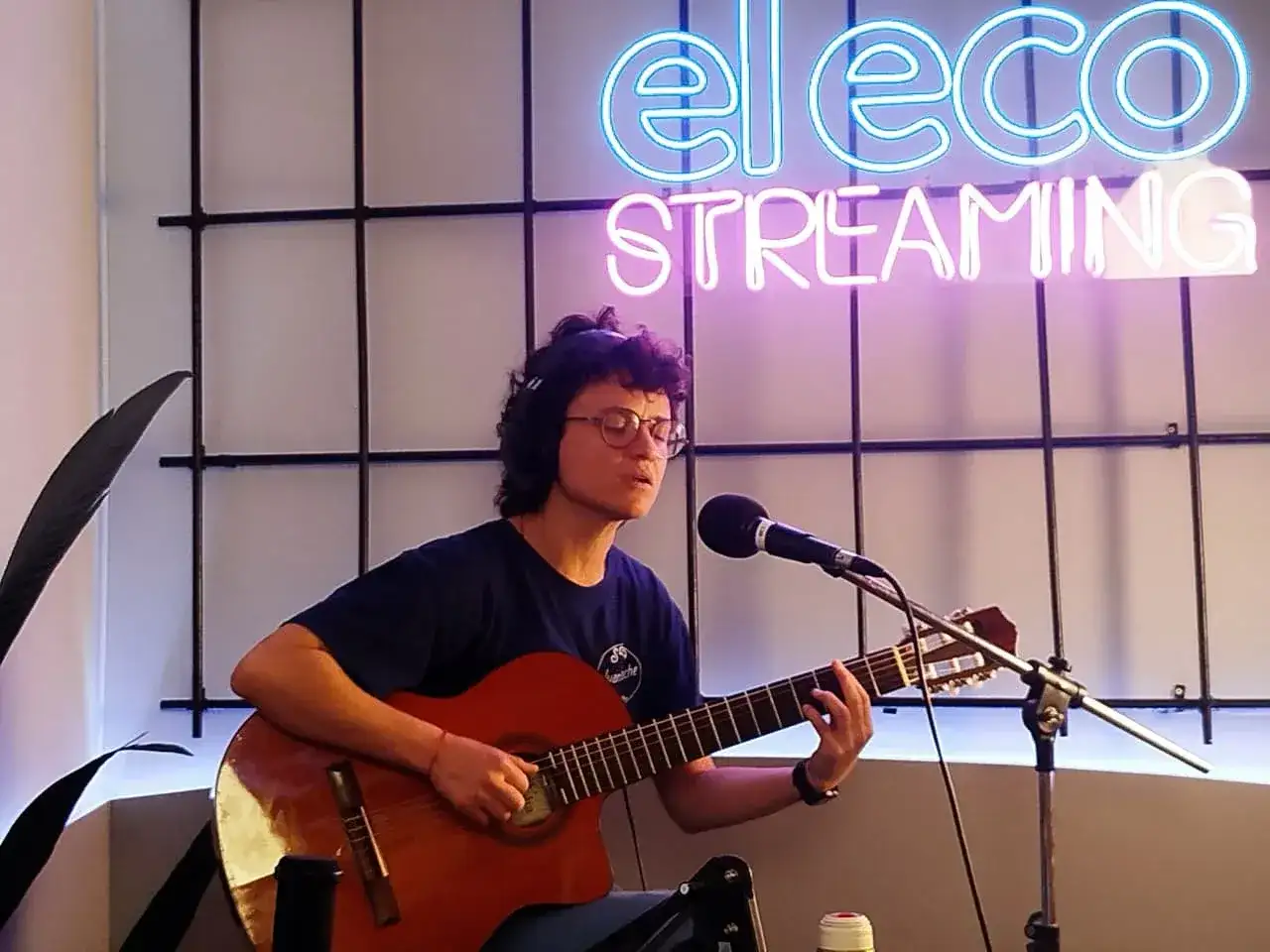 "Necesitamos gente que esté dispuesta a apostar por la música independiente", indicó el cantante.