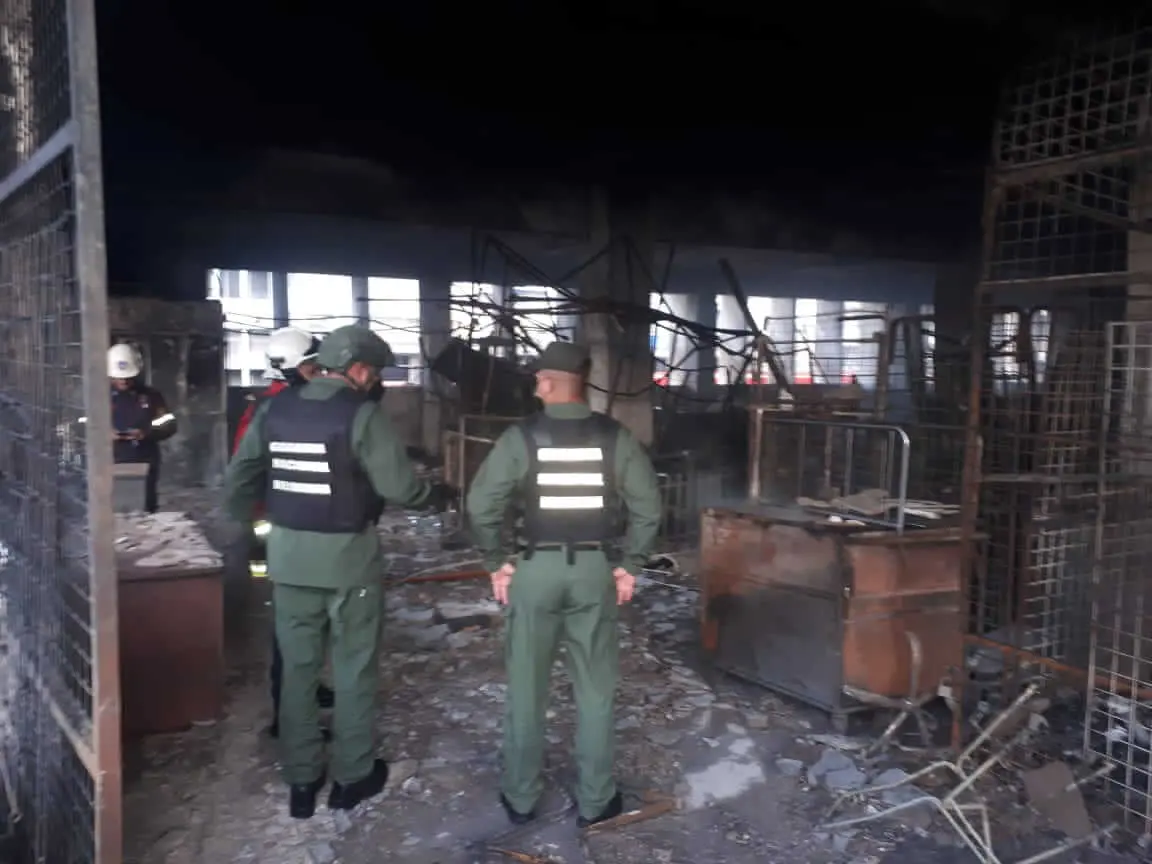 VORAZ INCENDIO arrasó con el Mercado de los corotos, en Quinta Crespo (+Fotos y videos)