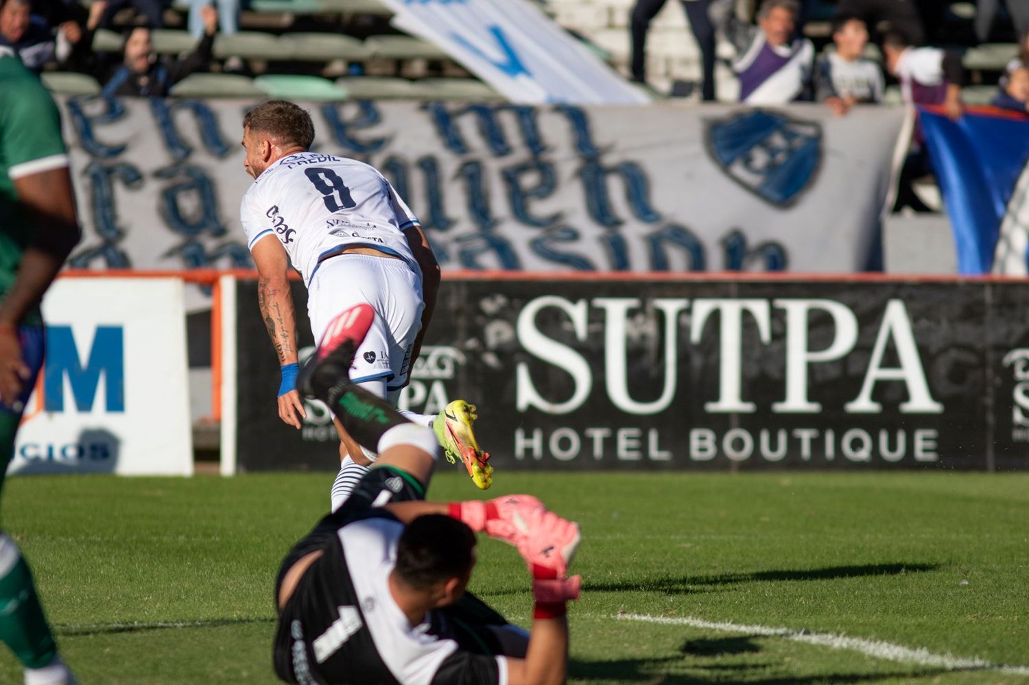 Oscar Belinetz sale a celebrar el gol del triunfo.