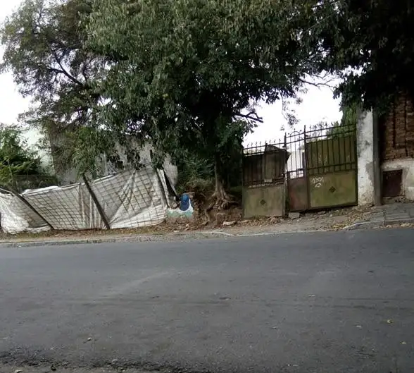 Peligroso estado de terreno ubicado en Uriburu al 1300