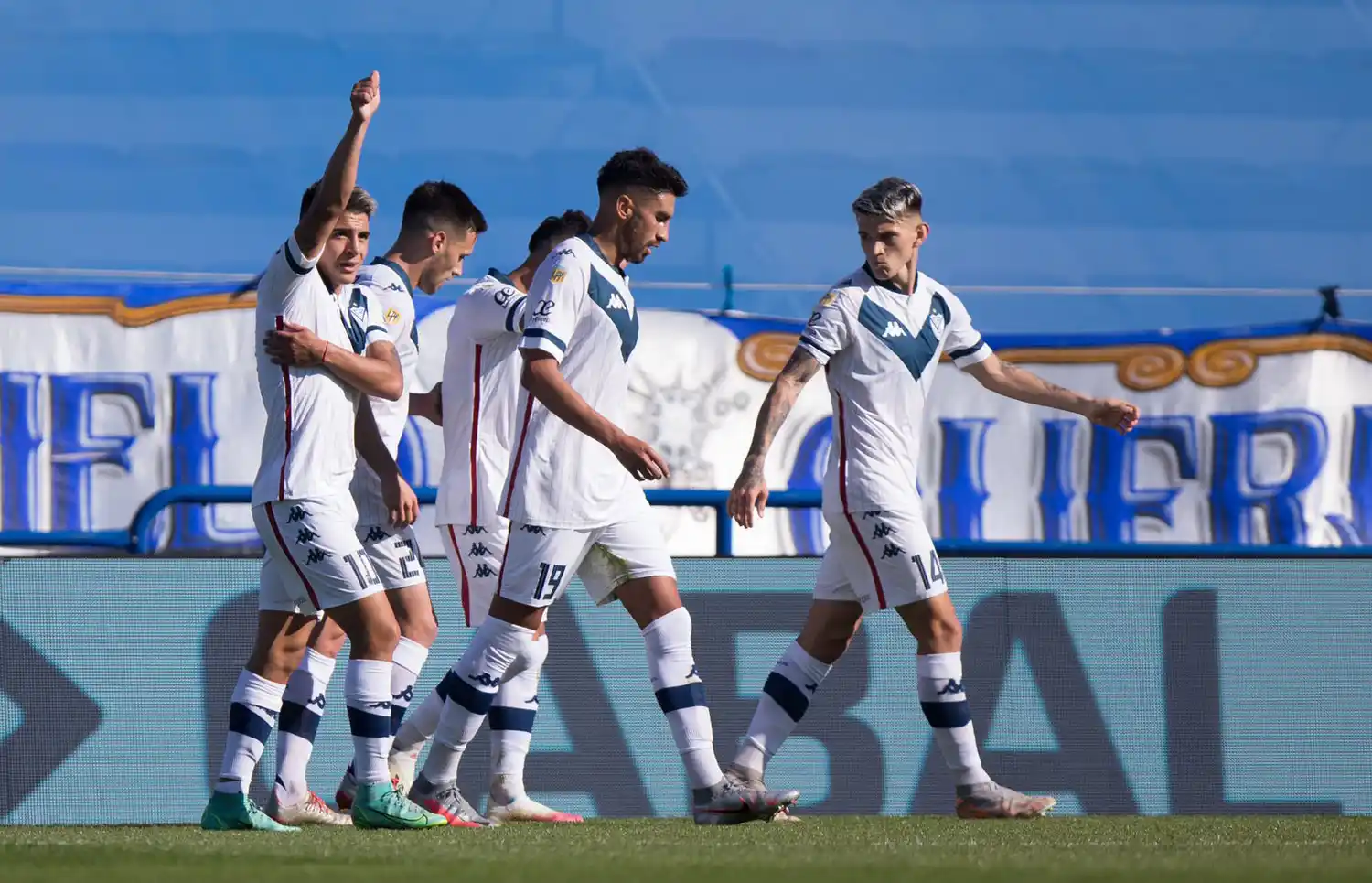 “Guayo” Almada dedica uno de sus goles.