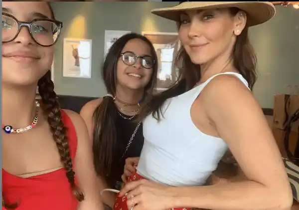 Gabriela Vergara con sus gemelas. Foto Instagram