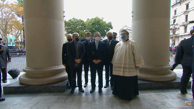 Alberto fue al Tedeum sin Fabiola, le mandó un mensaje a Cristina y la Iglesia reprochó "los enfrentamientos"