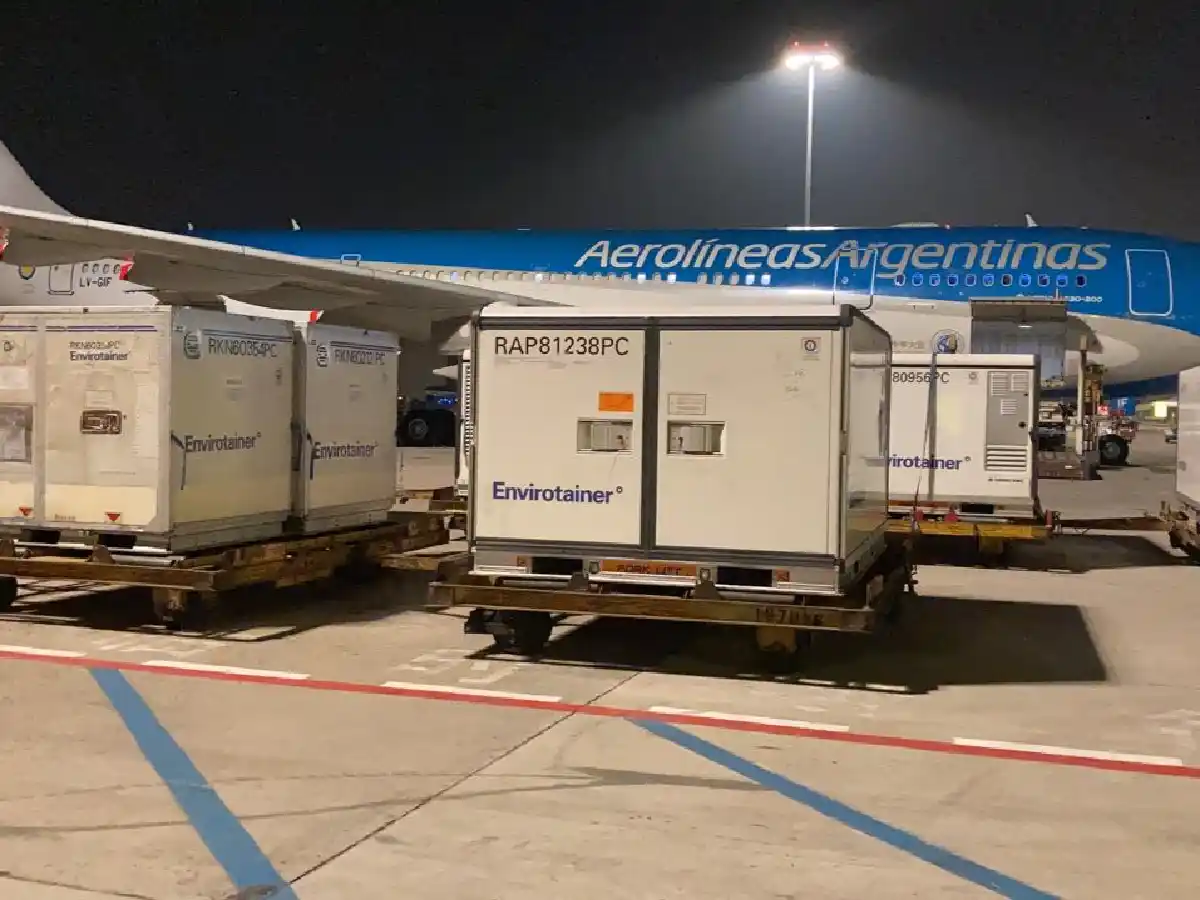 Llegan desde China y Rusia vacunas que se sumarán a las 28 millones de dosis recibidas por el país