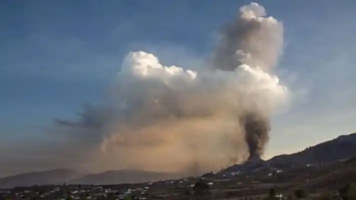 NUEVOS FOCOS DE LAVA SE ABREN: paralizado aeropuerto de La Palma por cenizas del volcán