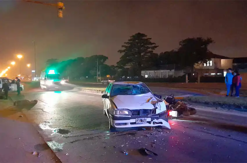 Impactante choque en la ruta 88 sobre un auto detenido en un semáforo