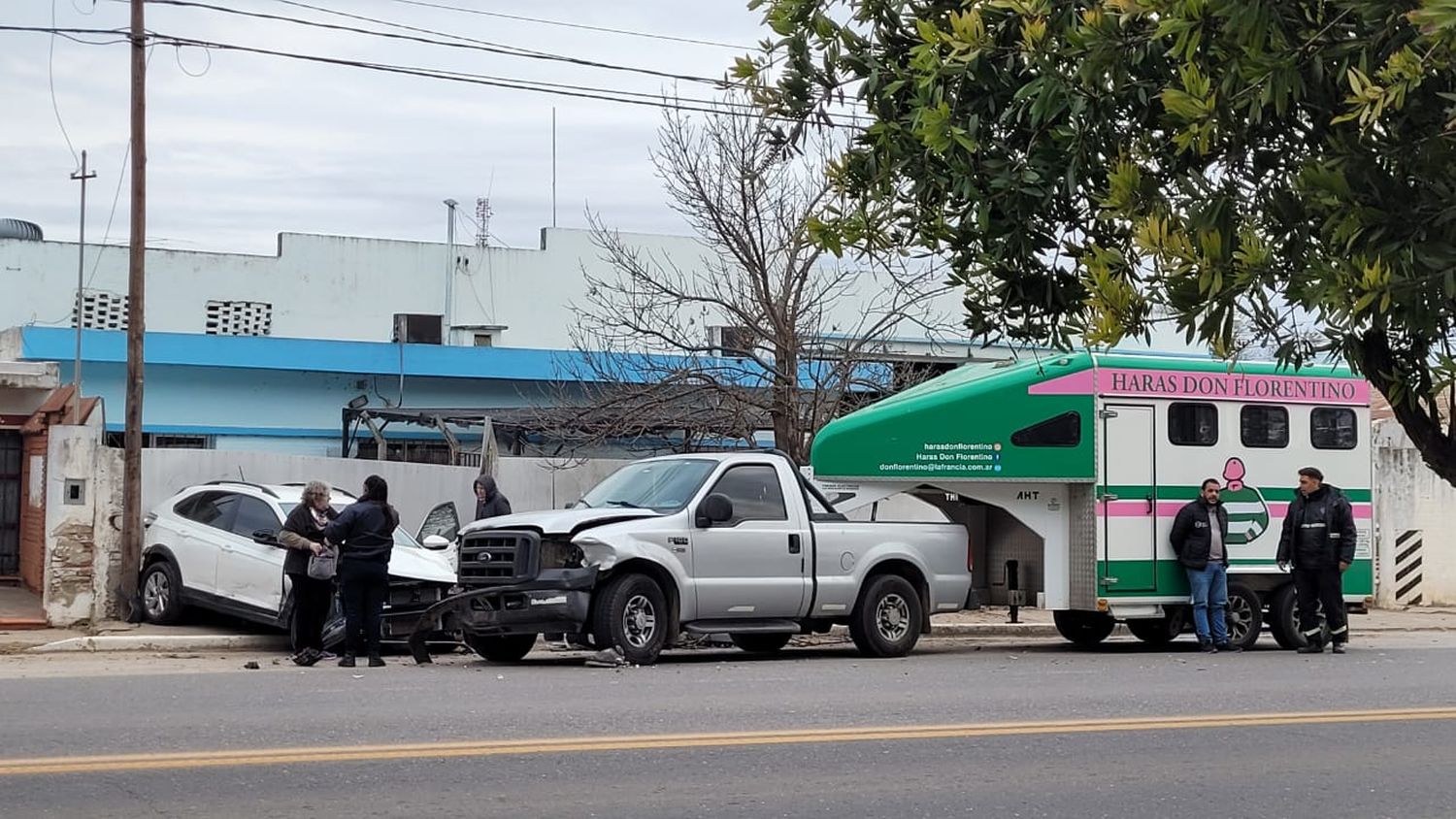 Un automóvil y una camioneta chocaron frente a la "costanera"