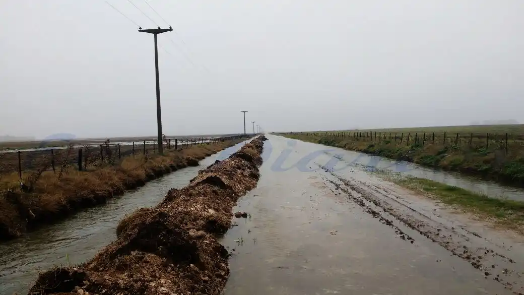 No hay caminos rurales cortados pero tienen agua sobre la calzada