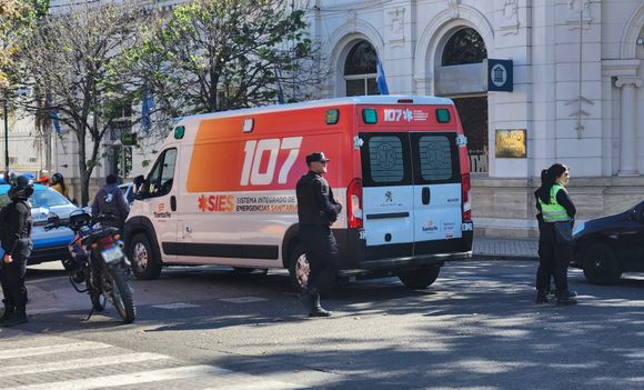 Un ciclista cayó al piso en pleno centro, sufrió un corte en la cara y perdió el conocimiento