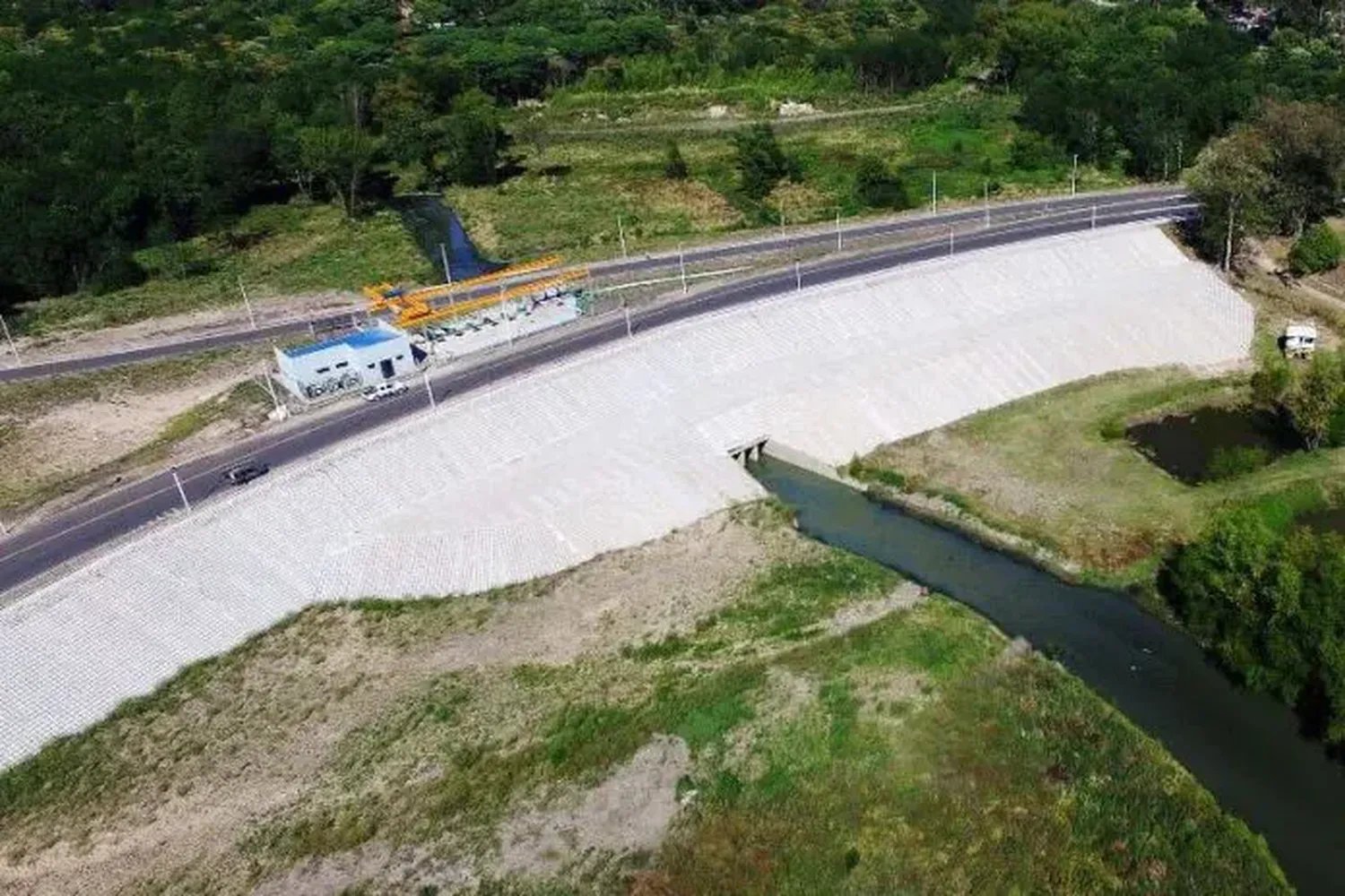 Se monitorean las obras de defensa para la inundación