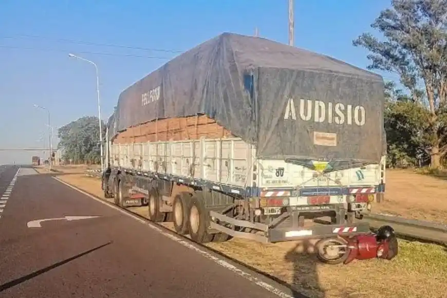 Un motociclista chocó contra un camión estacionado en la banquina y quedó gravemente herido