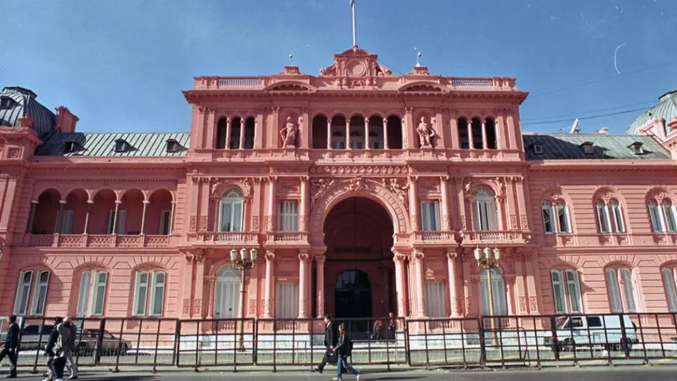 Intentaron pasar con un auto por la peatonal de la Casa Rosada y hay un detenido