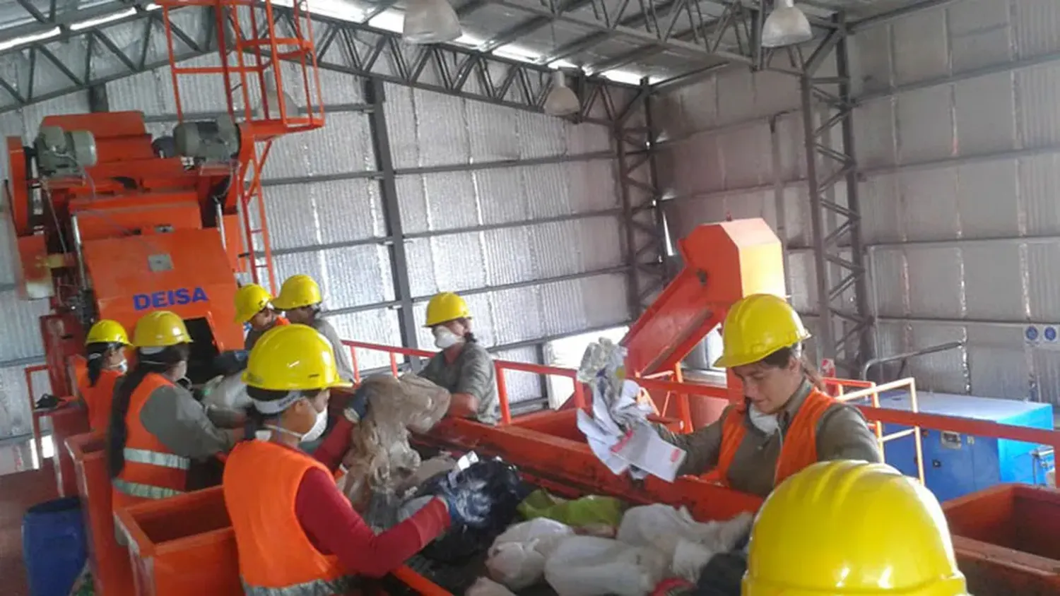 Fuego en el Ecoparque: Los bomberos trabajan en el lugar