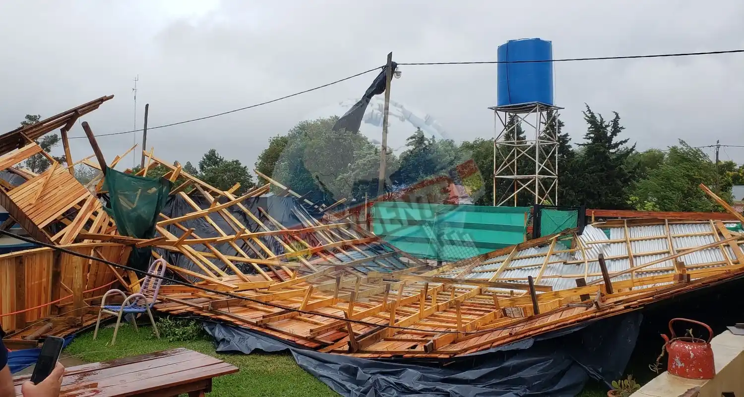Temporal trágico: Estaba arreglando una gotera, el viento arrojó el techo y terminó muriendo