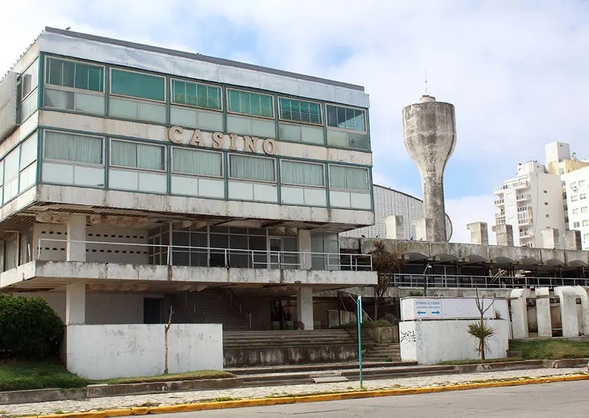 El maltrecho edificio del casino cumple hoy 50 años