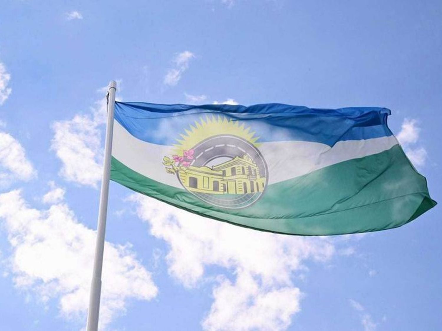 En un emotivo acto se realizó el primer
izamiento de la bandera de la ciudad