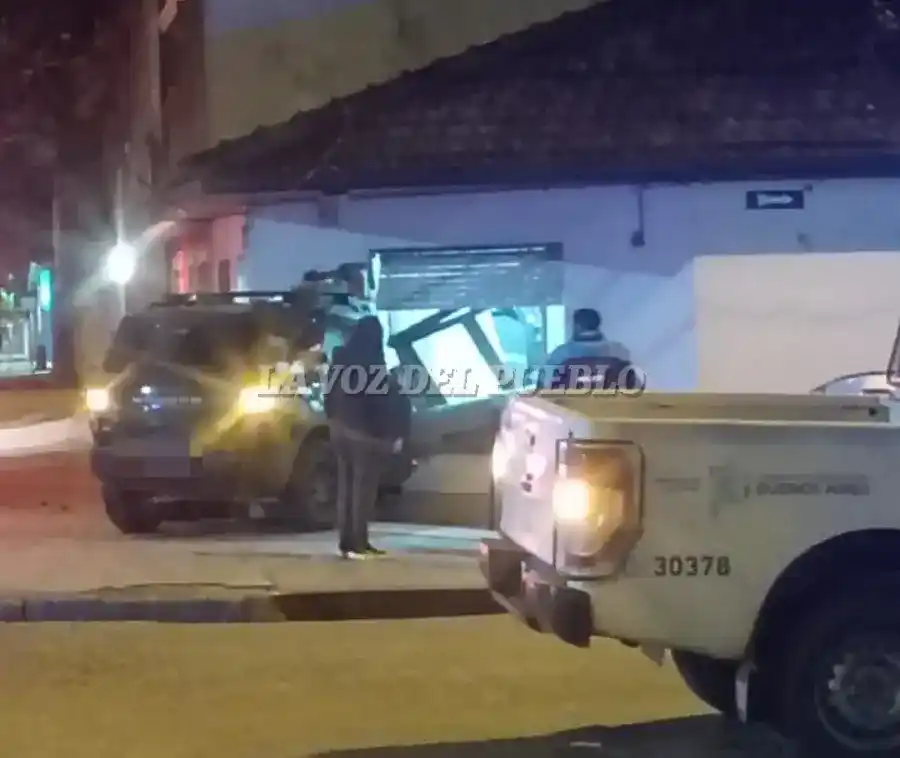 Una camioneta se incrustó contra una vivienda en la madrugada