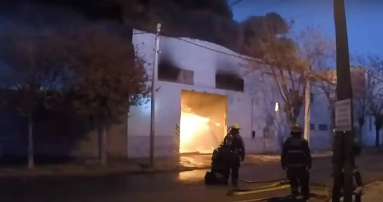 Se incendió una fábrica en La Matanza y evacúan a los vecinos