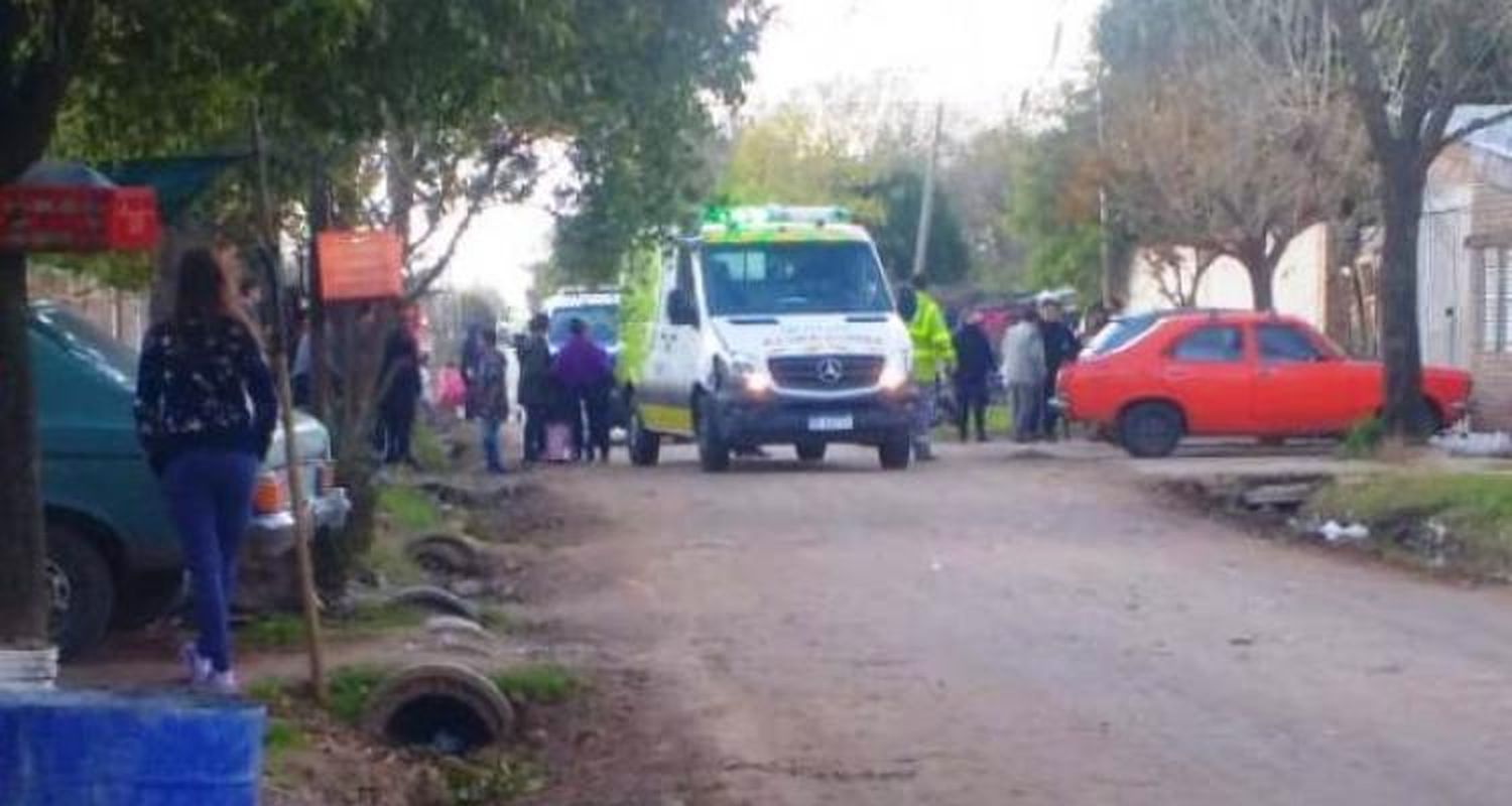Le robaron, fue a recuperar las cosas y le pegó con un fierro en las manos al sospechoso