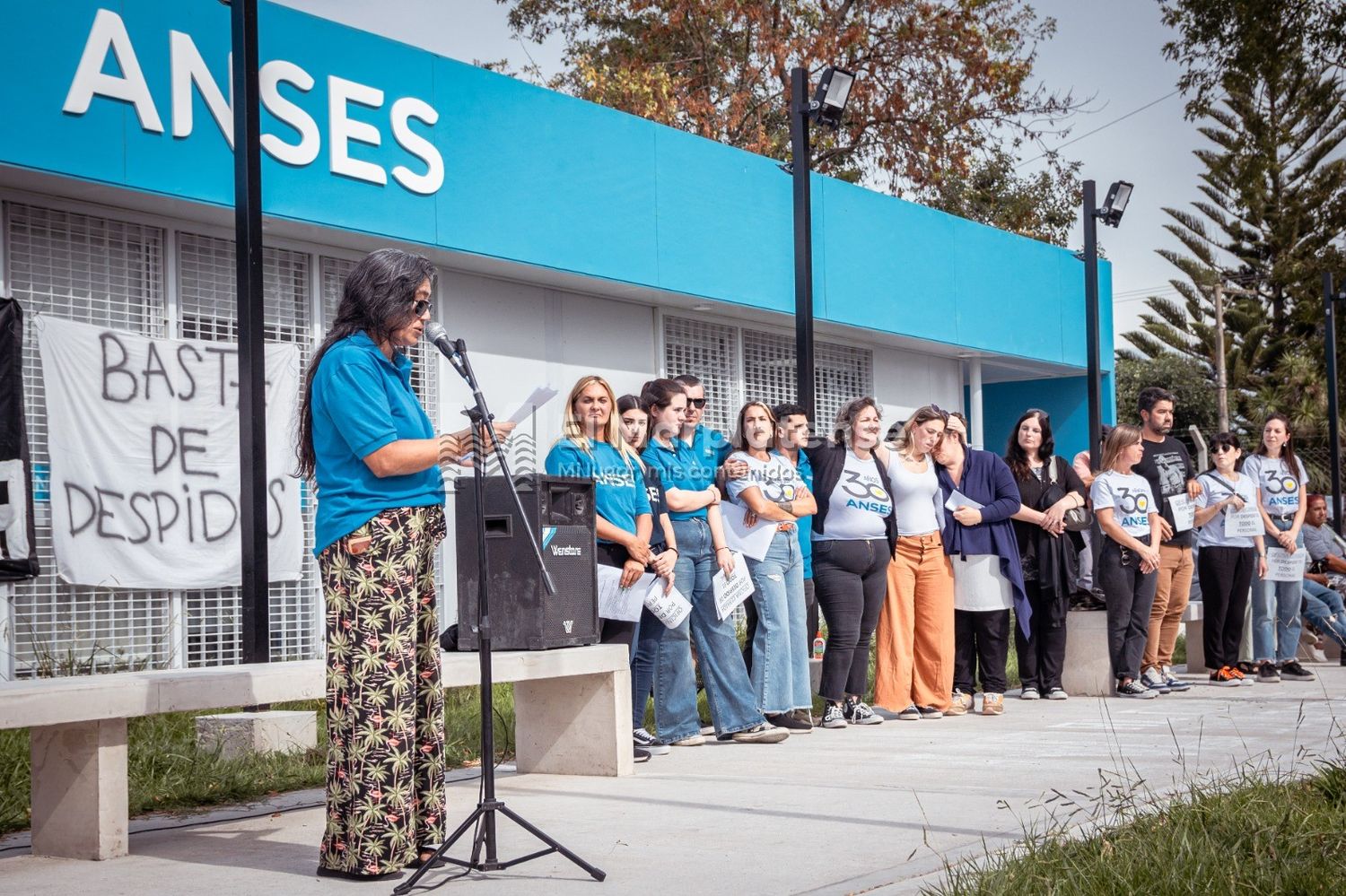Abrazo solidario en una de las oficinas de Anses