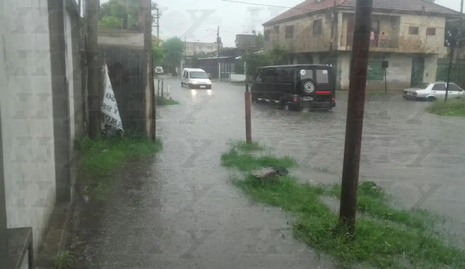 Rayos y barrios anegados a raíz de la intensa tormenta registrada en La Plata