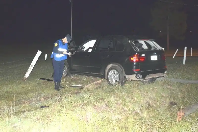 Chocó un poste de tendido eléctrico de un destacamento policial