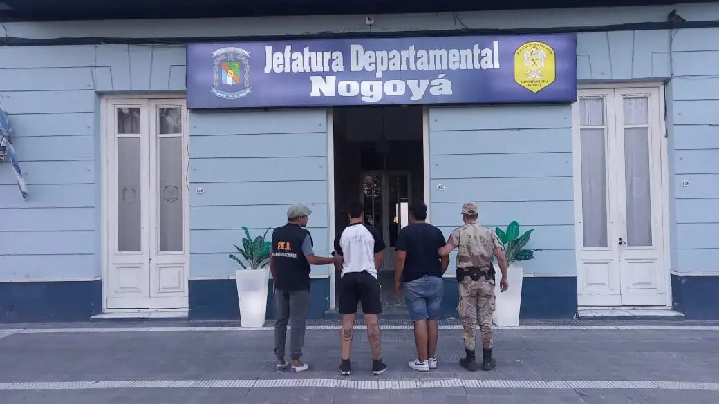 Fueron detenidos al querer vender un arma robada