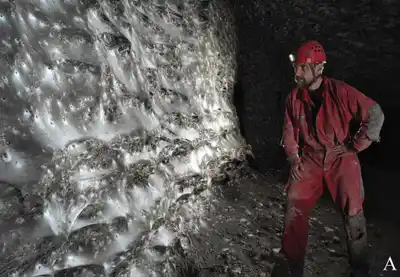 Parte de la enorme telaraña encontrada en la Cueva de Azufre, donde investigadores contaron más de 111.000 arañas de dos especies diferentes (Subterranean Biology)