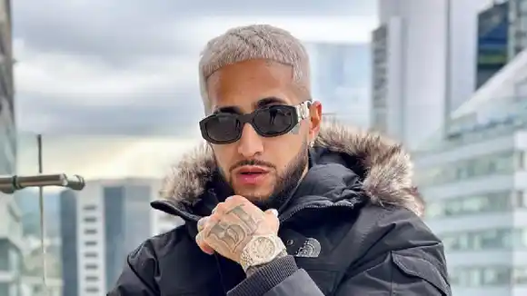 Neutro cantó salsa y la sacó de jonrón (video)