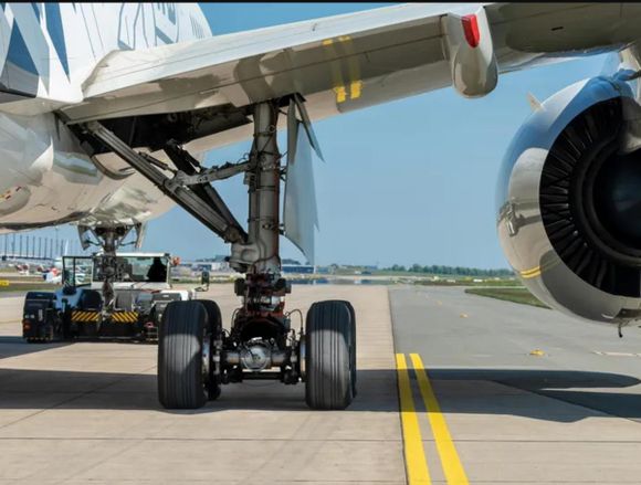 Taxibot, el remolcador híbrido que reduce emisiones en aeropuertos, avanza en Europa