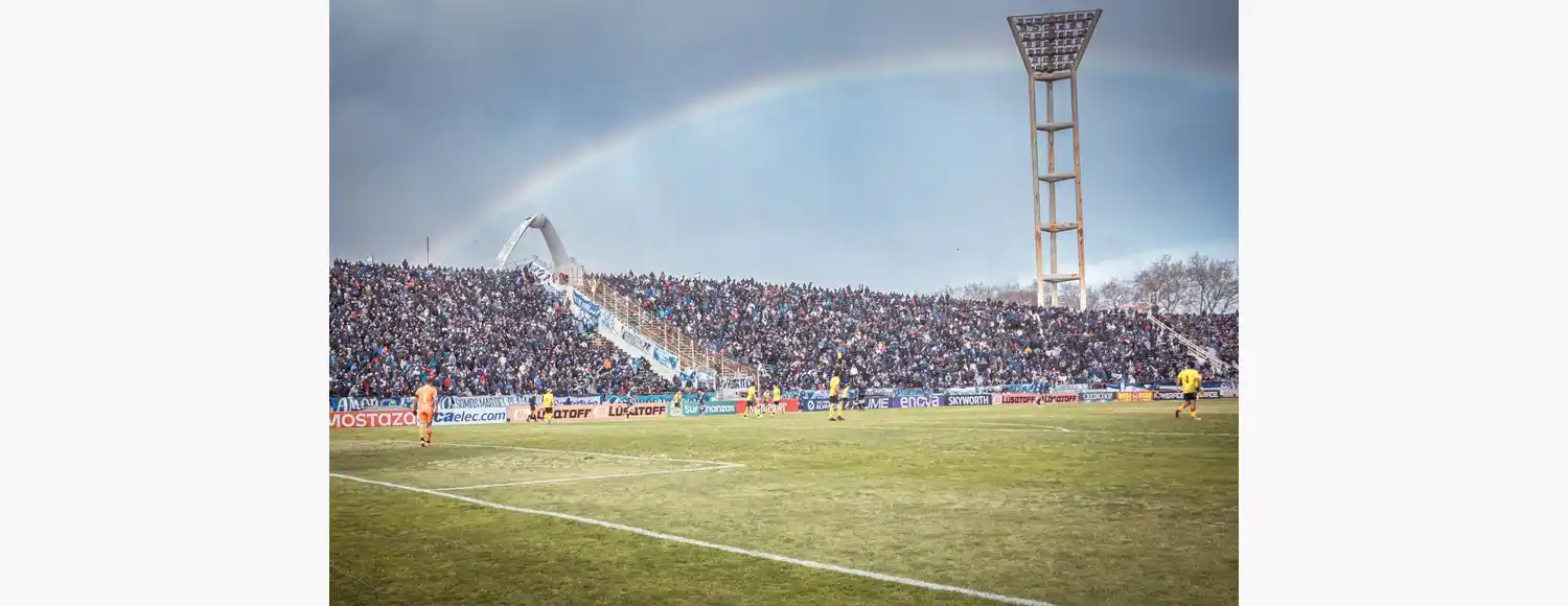 Ni el arco iris quiso perderse el clásico.
