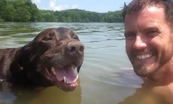 Diagnosticaron cáncer a su perro y lo llevó a unas vacaciones "de despedida"