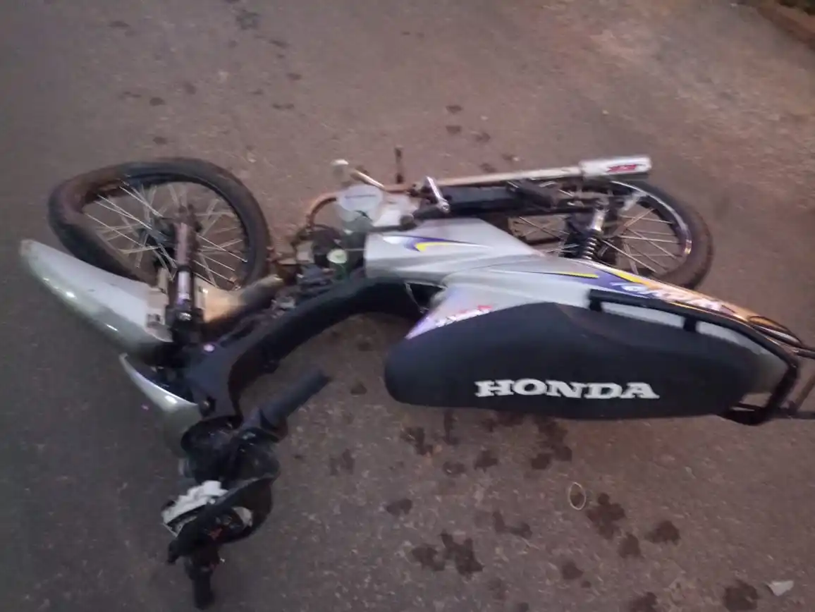 Menor gravemente herido tuvo un accidente mientras conducía una motocicleta