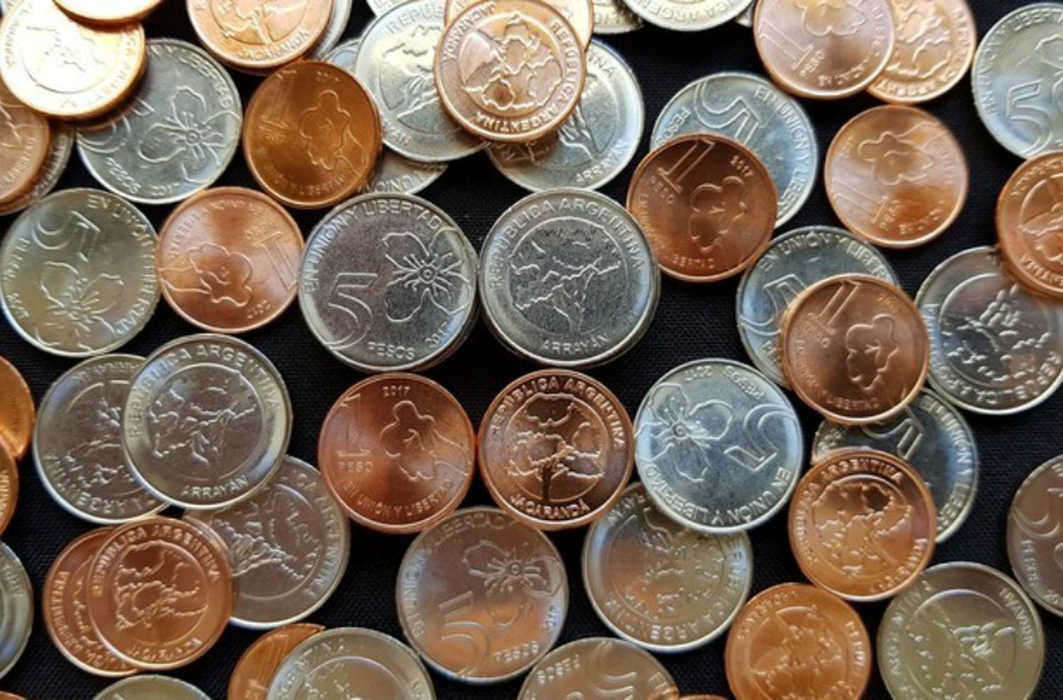 Ya circulan las nuevas monedas de 1 y 5 pesos
