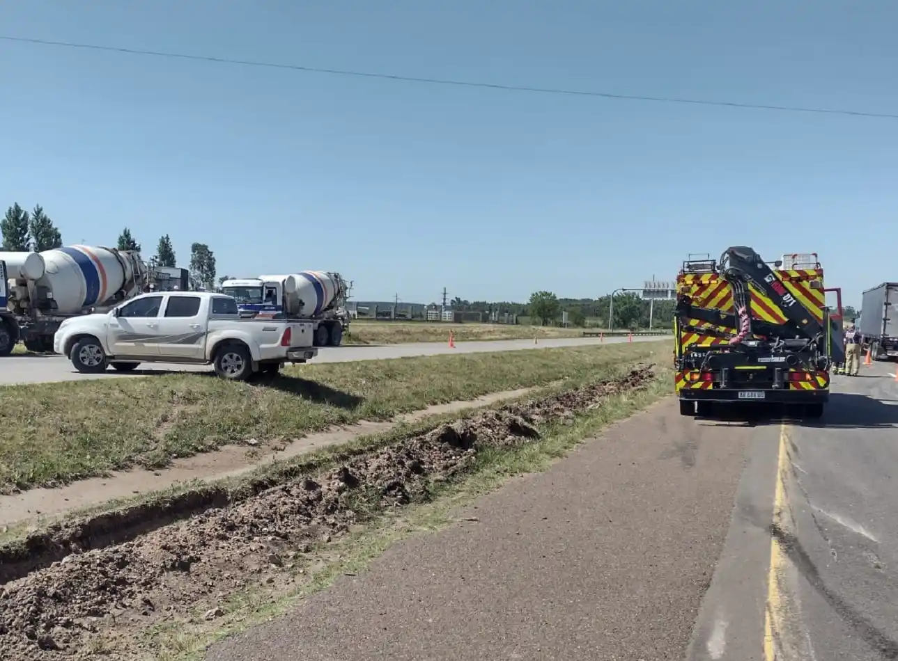 Volcó un acoplado cargado de cajones sobre la Ruta 14 y casi se produce una tragedia