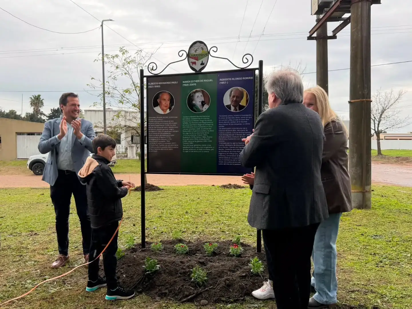 Larroque inauguró la Plazoleta de los Escritores en homenaje a referentes de su cultura