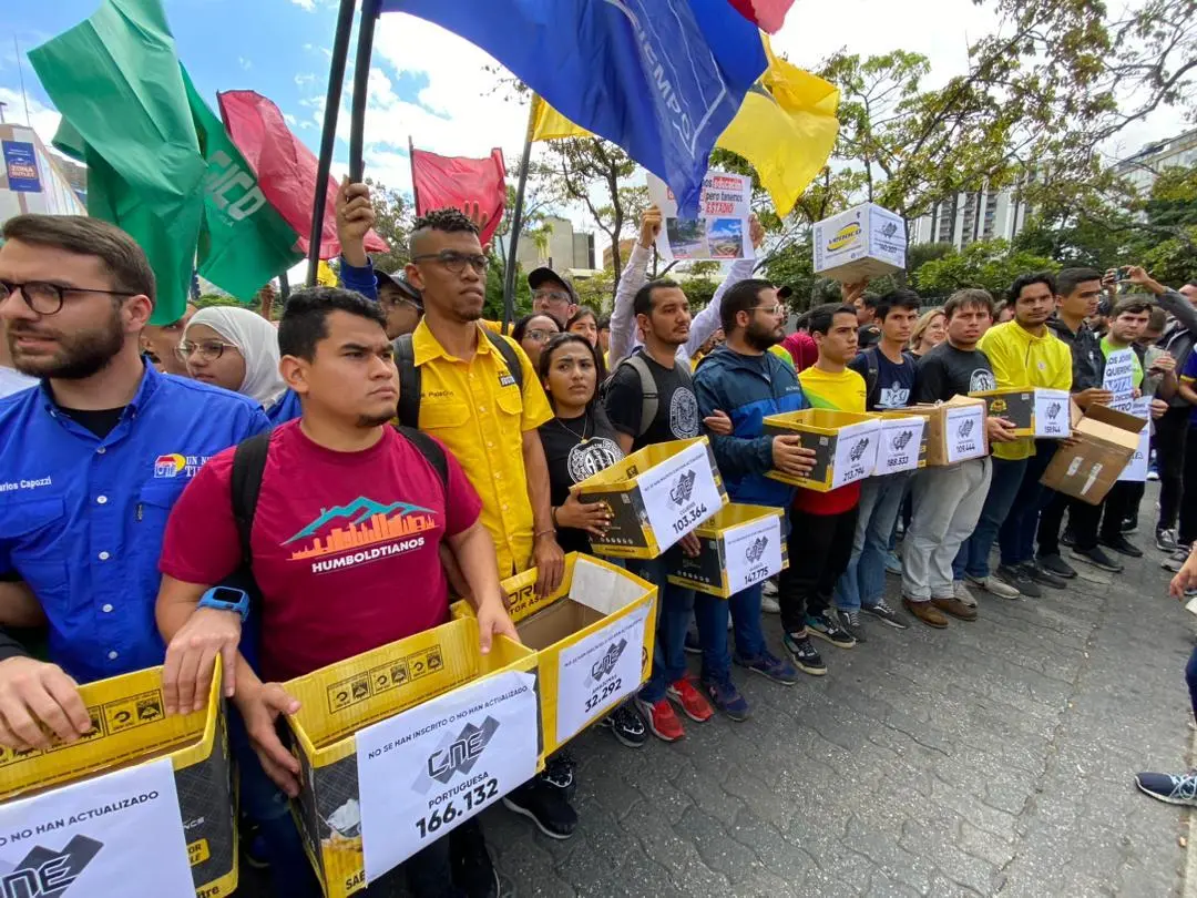 JÓVENES TOMAN CARACAS  y le exigen al CNE actualización del REP