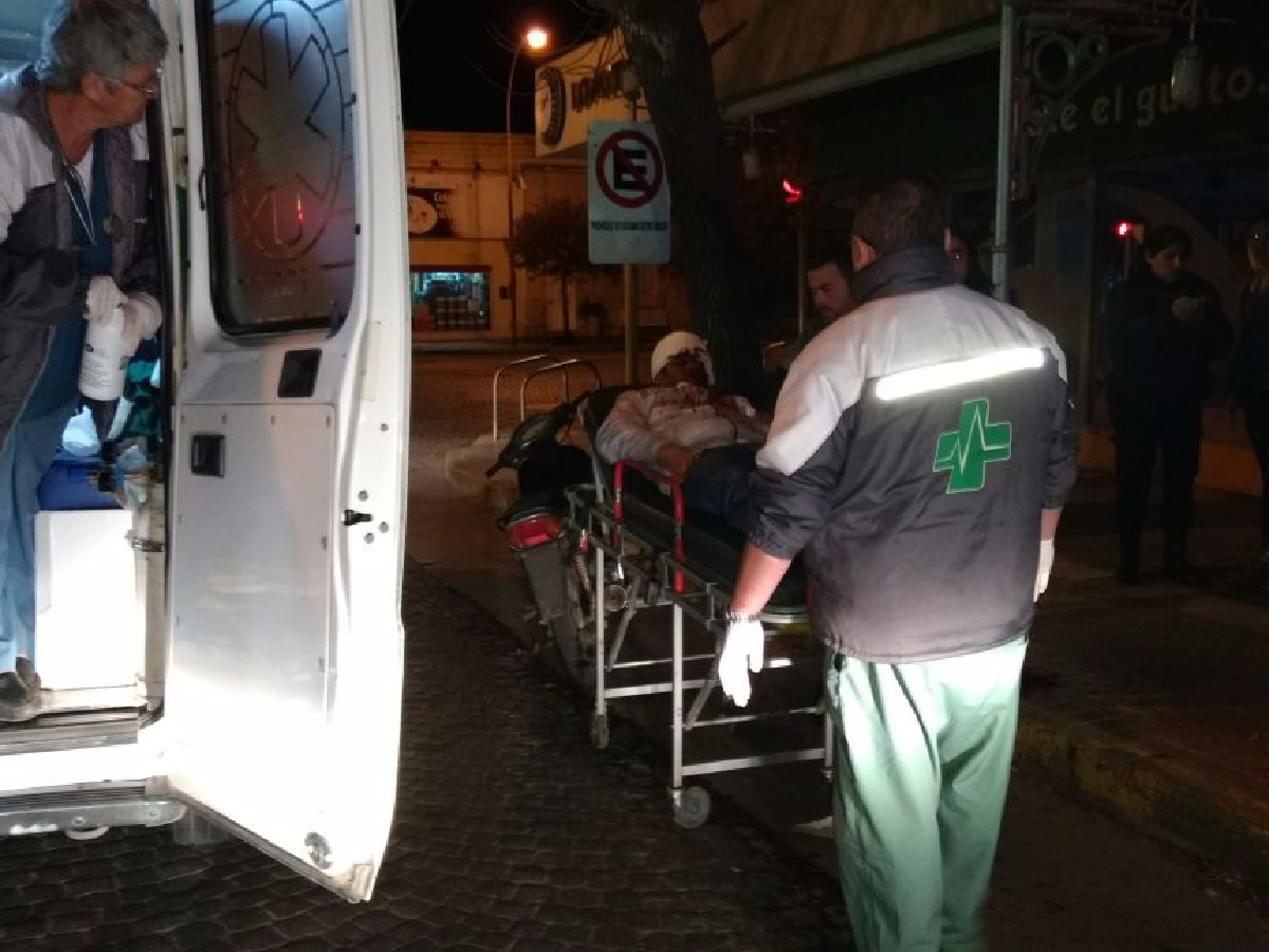Madrugada violenta en la ciudad: desde un auto atacan y balean a motociclistas 