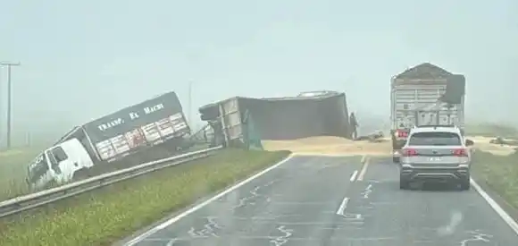 Vuelco de camión en la Ruta 226: buscan al conductor de una Amarok azul que provocó un terrible accidente y huyó