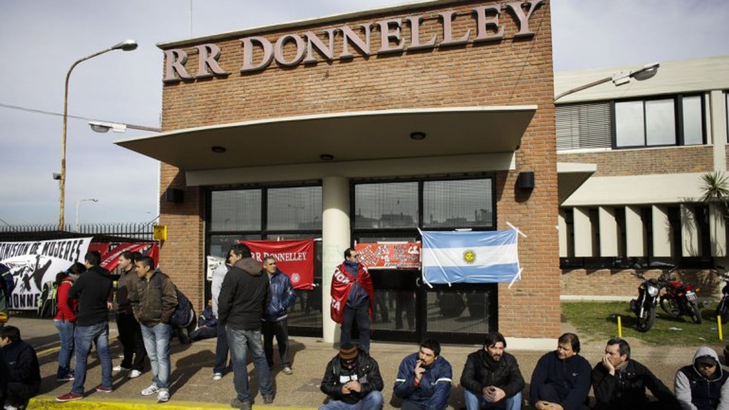 Prohíben salir del país a directivo de Donnelley