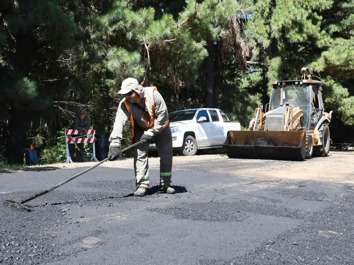 Se realizan mejoras y trabajos de bacheo en  los caminos internos