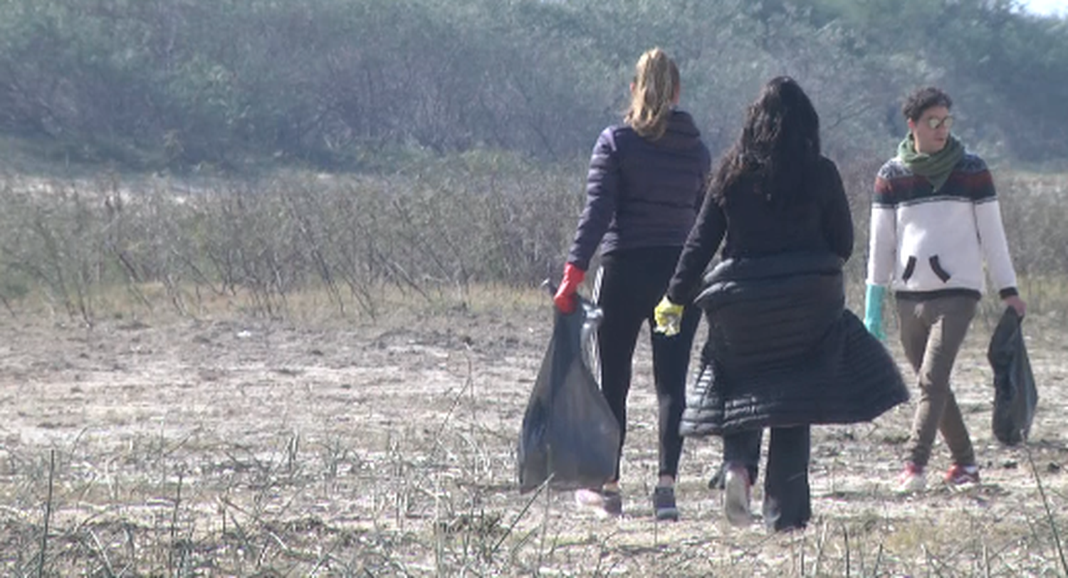 “El Chaquito”: vecinos y voluntarios limpiaron la playa